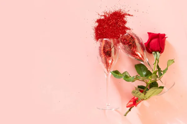 День Святого Валентина Святкування Шампанського Парі Окулярів Трояндою Трендові Кольори — стокове фото