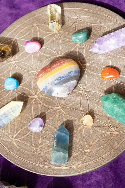 Mineral Gemstone Batu Chakra Batu Atas Grafik Bunga Kehidupan Magic — Stok Foto