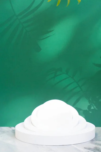 Минимальный Современный Дисплей Продукта Глубоком Зеленом Фоне Белым Подиумом Теневым — стоковое фото