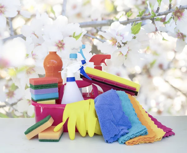 Reinigungsmittel Werkzeuge Auf Frühling Baum Blühen Über Blauem Himmel Hintergrund — Stockfoto