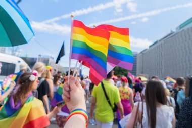 Eşcinsel onur geçidi, gökkuşağı lgbt bayrakları manzarası şehrin arka planında
