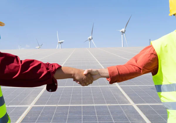 代替エネルギー 2人のエンジニアがソーラーパネル工場 グリーンエネルギー 環境に配慮した産業コンセプトの取引を握手 — ストック写真