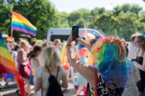 Gay Orgulho Desfile Vista Arco Íris Lgbt Bandeiras Mulher Fazendo — Fotografia de Stock