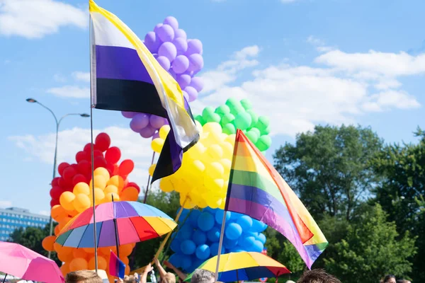 同志骄傲游行 看到彩虹灯笼的旗帜和气球在人群之上 — 图库照片