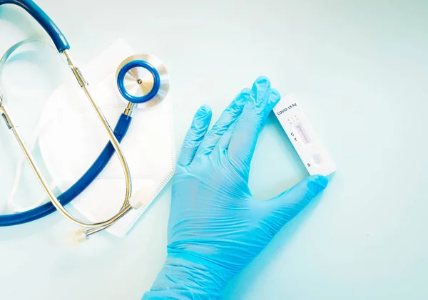 Antigène Nasal Covide Test Infirmière Gants Bleus Montre Covide Test — Photo