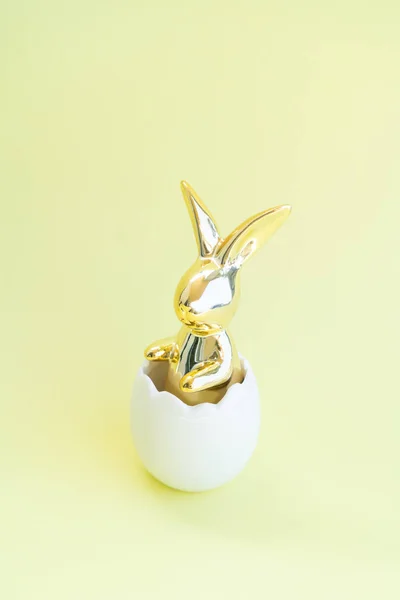 Пасхальне Яйце Полювання Великоднім Кроликом Еагрідній Оболонці Жовтому Тлі — стокове фото
