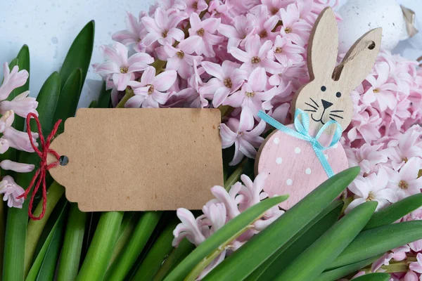 Paskalya sahnesi. Taze sümbül çiçekleri ve paskalya yumurtaları. Boşluk karta boşluğu kopyala.