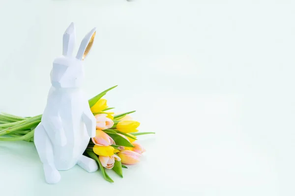Velikonoční Vajíčka Lov Velikonoční Bílý Zajíček Tulipány Přes Měkké Zelené — Stock fotografie
