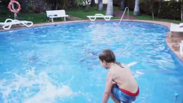 Mali Szczęśliwi Chłopcy Skaczą Pływają Niebieskim Basenie — Wideo stockowe