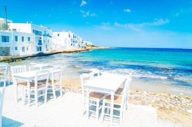 Limandaki Naoussa kenti beyaz kafe masaları, güzel Yunan adaları, Paros Yunanistan