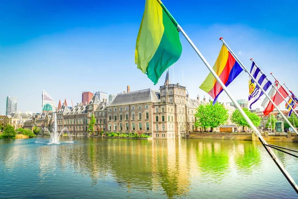 Vista Binnenhof Parlamento Neerlandês Com Bandeiras Neerlandesas Haia Holanda Tonificada — Fotografia de Stock