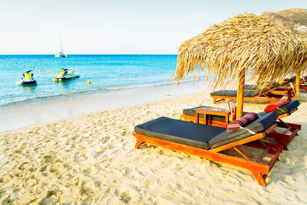 Widok Letnią Plażę Leżakami Wyspa Mykonos Grecja — Zdjęcie stockowe