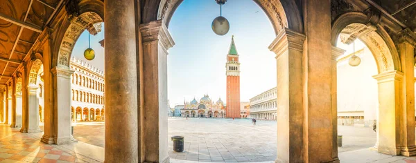 Blick Auf Den Berühmten Markusplatz Durch Bögen Venedig Italien Webbanner — Stockfoto