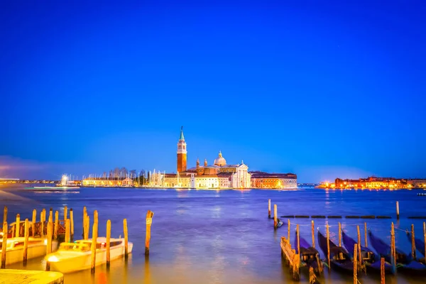 Widok Wyspę San Giorgio Gondolami Oświetlone Nocy Wenecja Włochy Stonowane — Zdjęcie stockowe