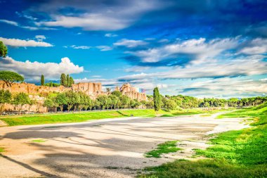 Circus Maximus - Roma ünlü Roma kalıntıları güneşli yaz gününde, İtalya