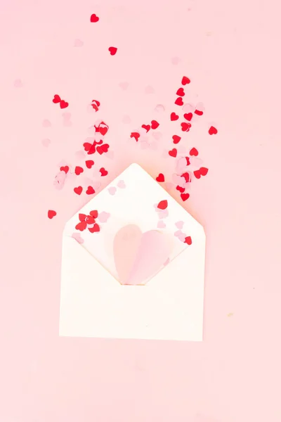 Saint Valentin Fond Festif Avec Des Cœurs Roses Dans Enveloppe — Photo