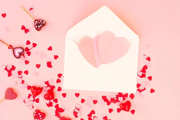 Walentynki Uroczyste Tło Różowym Czerwonym Sercem Kopercie List Miłosny — Zdjęcie stockowe