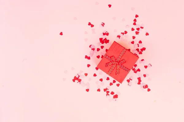 День Святого Валентина Праздничный Фон Розовыми Сердцами Красный Подарочная Коробка — стоковое фото