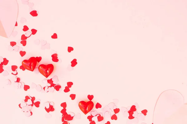 情人节背景 色彩斑斓的红心 粉红背景 有复制空间 — 图库照片