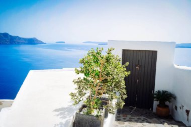 Mavi kapı volkan kalderasına karşı, Santorini adasının güzel detayları, Yunanistan, retro tonlama