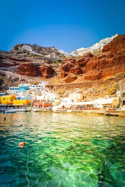 Parlak su ve tekneli Amoudi Körfezi, Oia Limanı, Santorini Yunanistan güneşli yaz mevsiminde