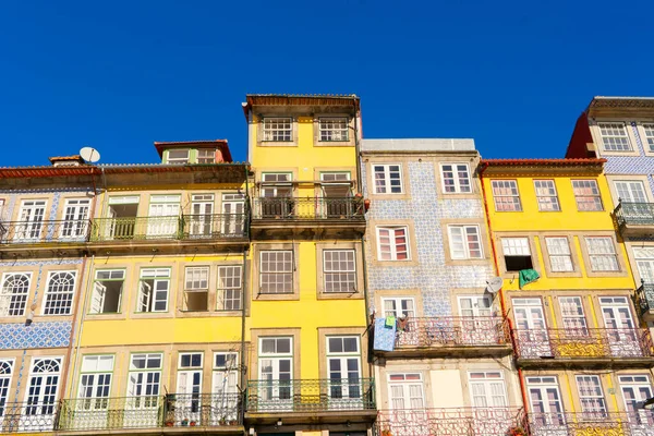 葡萄牙波尔图历史名城 市中心五彩斑斓的立面 — 图库照片