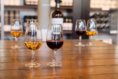 Porto şarabı testi, bardakta içki örnekleri.