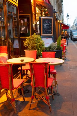 Romantik Monmartre kafe masalarının gece manzarası Paris, Fransa