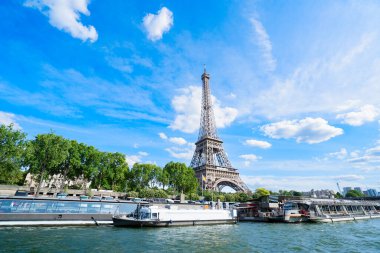 Yaz günü Paris, Fransa 'da Eyfel Kulesi ve Seine nehir kıyısı