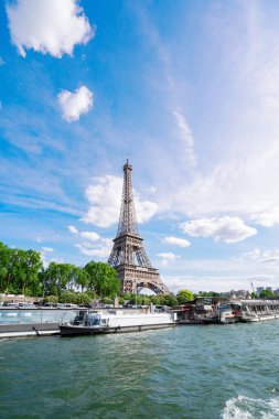 Yaz günü Paris, Fransa 'da Eyfel Kulesi ve Seine nehir kıyısı