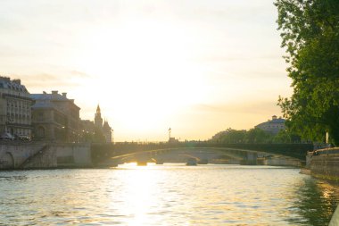 Paris ve Seine nehri köprüleri güneşli yaz günbatımında, Paris, Fransa güneşli