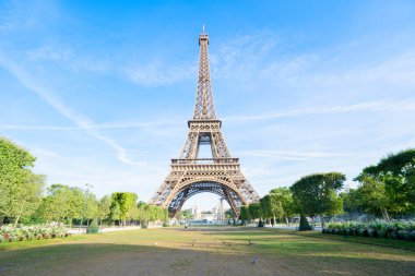 Paris Nehri üzerinde Paris Caddesi ile Eyfel Turu manzarası, Paris Fransa, web pankart biçimi