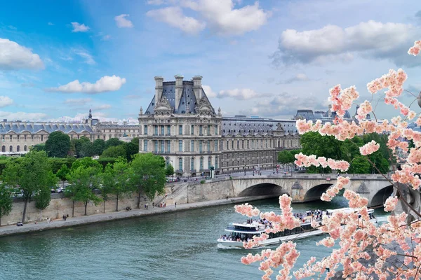 Pris Cityscape Louvrem Lodí Řekou Siene Jaře Paříž Francie — Stock fotografie