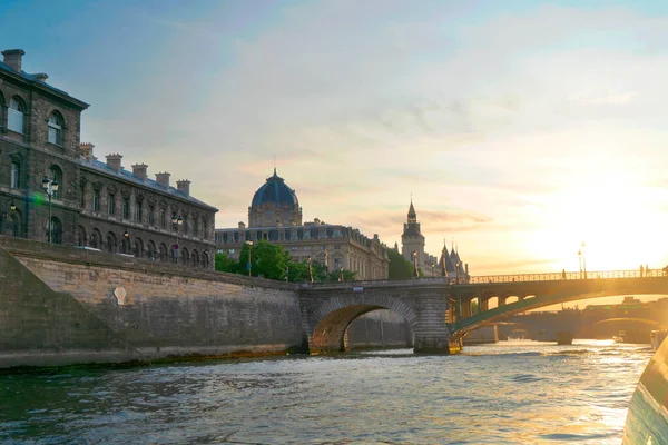 Bruggen Van Parijs Seine Bij Zonsondergang Parijs Frankrijk Met Zonneschijn — Stockfoto