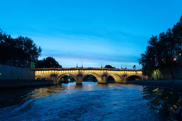 Bridge Pont Neuf Seine Nehri Mavi Gece Aydınlatılmış Paris Fransa — Stok fotoğraf