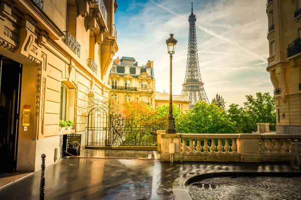 在法国的巴黎 一个阴沉沉的夏日 可以看到著名的埃菲尔铁塔的舒适的巴黎街道 恢复了原来的风格 — 图库照片