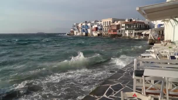 ギリシャのミコノス島で夏の海と海辺のカフェテーブル — ストック動画