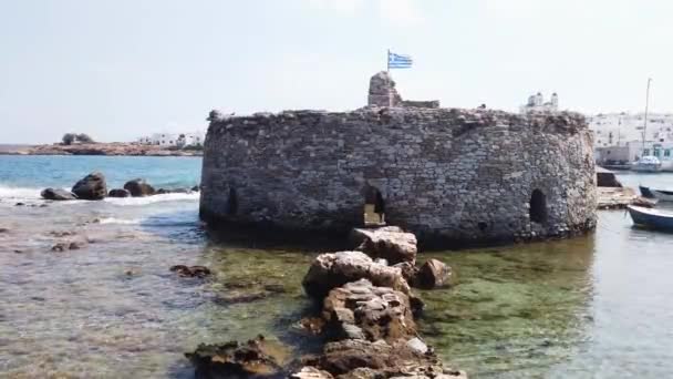 太陽の光でギリシャのパロス島ナウサの古い要塞と旧市街の眺め — ストック動画