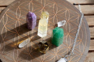 Gemstone mineralleri hayat çiçeğinin üzerinde, parlak bir şekilde. Reiki Kristal Ayini için Sihirli Şifa Kayası, Büyücülük, Ruhsal Ezoterik Uygulama