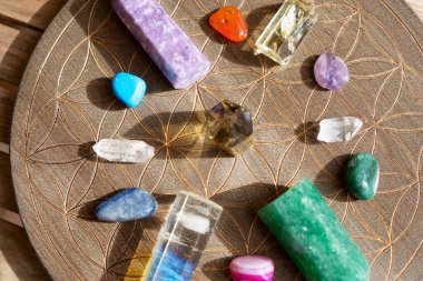 Gemstone mineralleri hayat çiçeğinin üzerinde, parlak bir şekilde. Reiki Kristal Ayini için Sihirli Şifa Kayası, Büyücülük, Ruhsal Ezoterik Uygulama