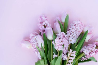 Paskalya sahnesinde taze laleler ve sümbül çiçekleri kapanıyor.