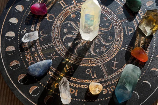 Pietre Preziose Minerali Obelischi Fila Sulla Carta Astrologica Magic Healing — Foto Stock