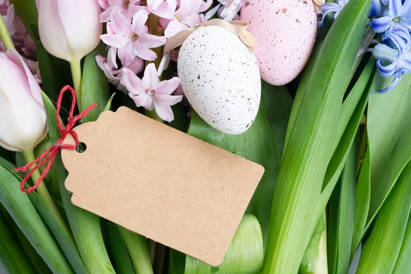 Adegan Paskah Dengan Bunga Gondok Segar Dan Telur Paskah Menyalin — Stok Foto
