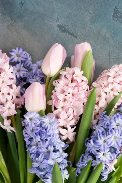 Påsk Scen Med Färska Tulpaner Och Hyacint Blommor Gränsen Över — Stockfoto