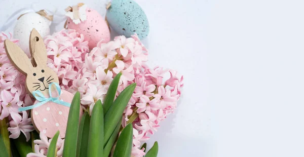 Scena Wielkanocna Świeżymi Różowymi Kwiatami Hiacyntu Króliczkiem Wielkanocnym Jajkami Świąteczny Obraz Stockowy