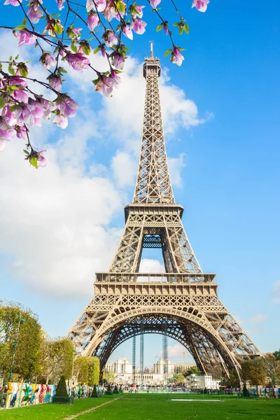Famouse Πύργο Του Άιφελ Στην Ηλιόλουστη Μέρα Παρίσι Γαλλία — Φωτογραφία Αρχείου