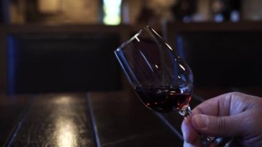 Porto şarabı testi, bardakta içki içen kadın bir tane tutuyor.
