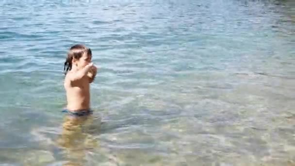 Μικρό Χαρούμενο Αγόρι Τρέχει Και Κολυμπά Στο Νερό Της Θάλασσας — Αρχείο Βίντεο