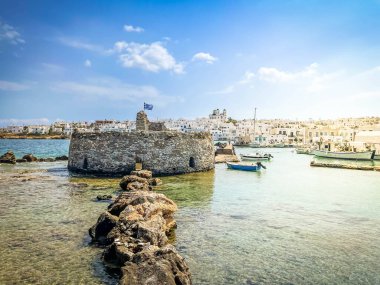 Naoussa, Paros Adası, Yunanistan 'daki eski kale ve eski şehir manzarası, geniş panorama formatı