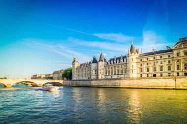 La Consiergerie - eski kraliyet konutu, Pont Neuf ve Seine nehri arasında güneşli yaz, Paris, Fransa
